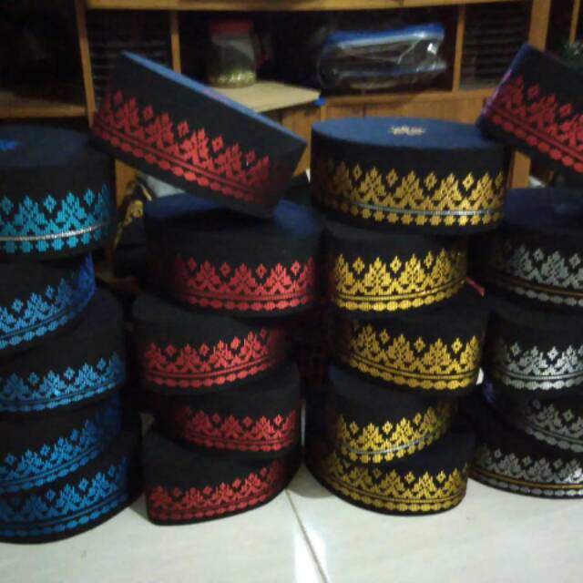 Peci songket motif pohon