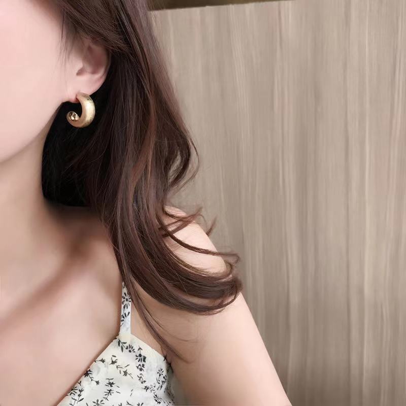 2021 Korea Dongdaemun populer berbentuk C retro matte emas anting-anting anting-anting elegan sederh