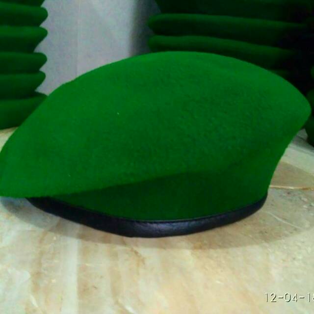 Topi baret. baret hijau. Baret TNI-AD.