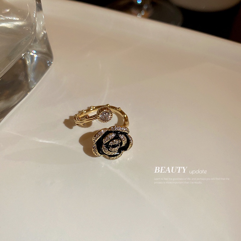 Cincin Model Terbuka Desain Bunga Kamelia Hias Kristal Warna Silver Gaya Retro Untuk Wanita