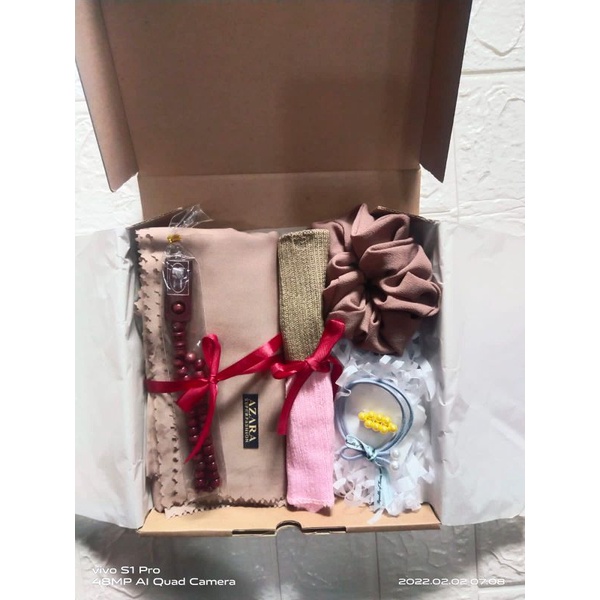 

Hampers cewek Kado Ulang tahun/Wisuda/Wedding