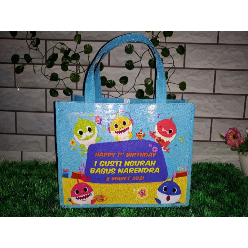 

TAS ULTAH FREE DESAIN / GOODIEBAG ULANG TAHUN MURAH