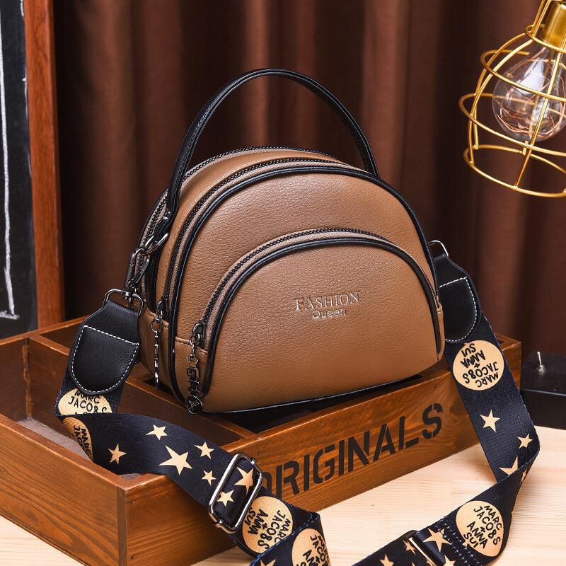 

Kode : ELJ 5105IDR : 142 rbBahan : Kulit Puukuran: 16 x 19 x 8 cm
