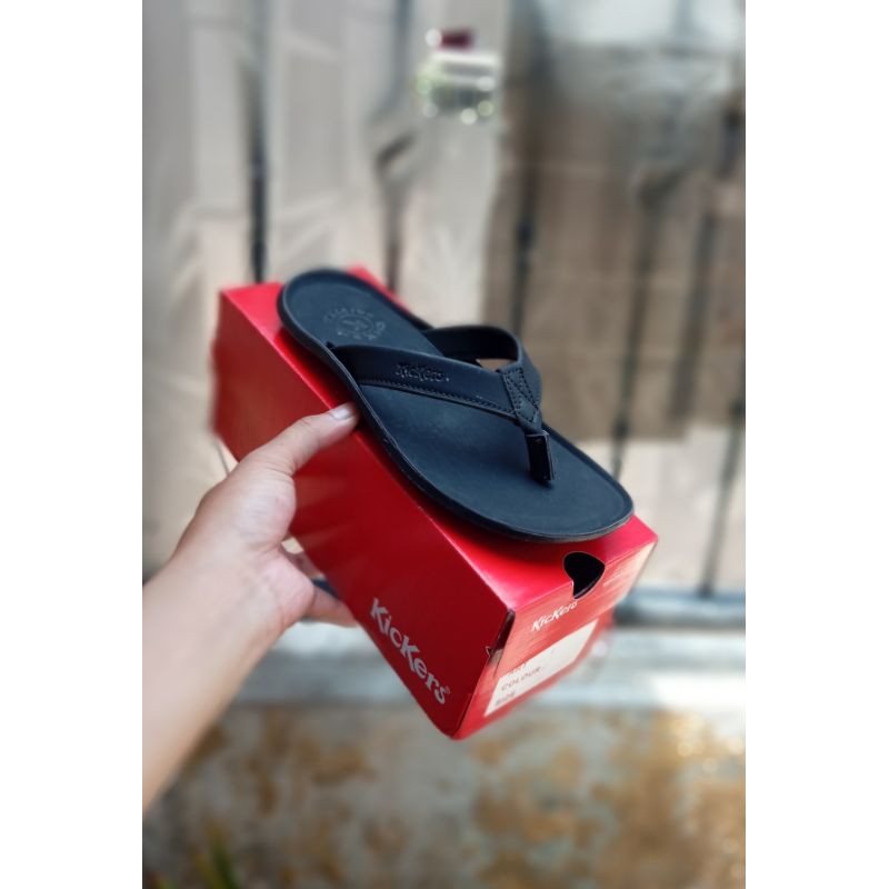 sendal kickers kulit pria model jepit,sendal kulit jepit pria,sendal kulit untuk resmi dan santai