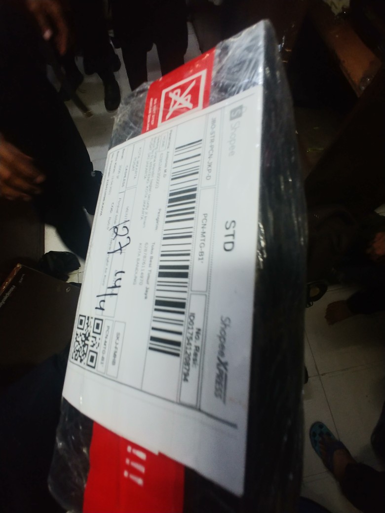 Black+decker Setrika Kering Non Stick 400 Watt / Dry Iron - F 200