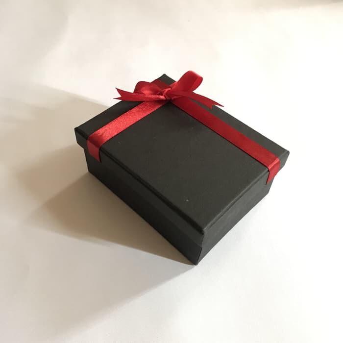 

Kotak kado 12x9x5 hitam