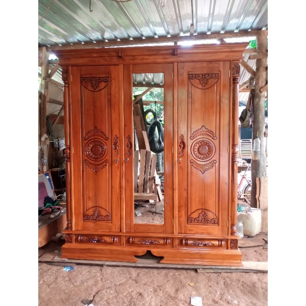 Lemari Pintu 3 Ukir Jati Plus Kaca Cermin Finishing Natural Lemari Pakaian Ukir Jati Almari Ukir Jat