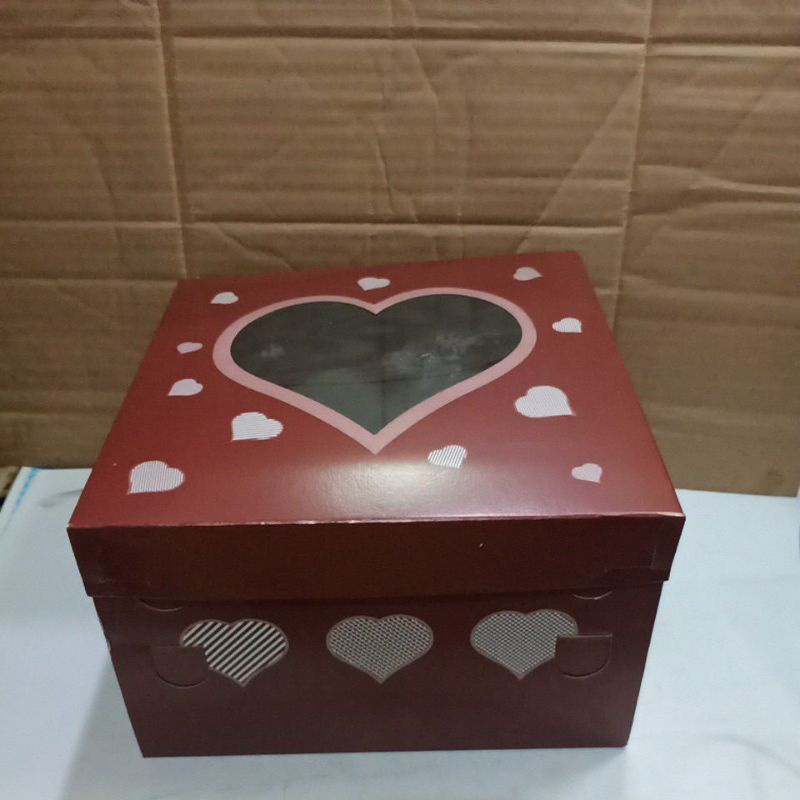

Dus Box Kotak Kue Hias Merah Maroon Jendela Hati 20x20x12 cm