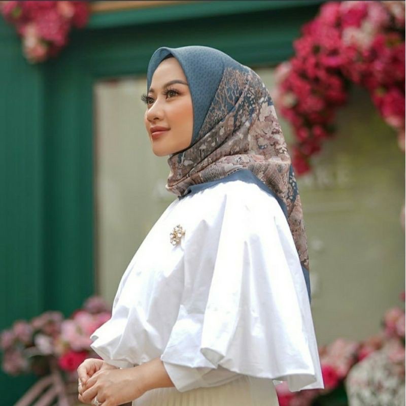 Buttonscarves New York Collector in Malibu