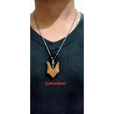 kalung dengan bandul kayu