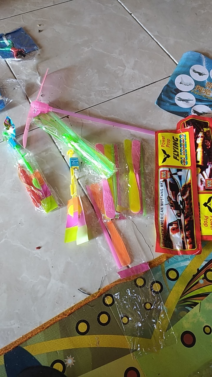 Terjun Payung Besar Dengan Pemberat Bentuk Seperti Orang Yang Lucu