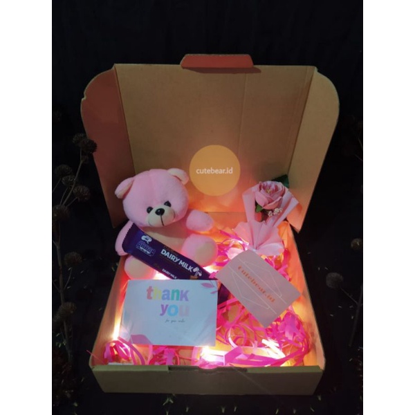 

HAMPERS/GIFT BOX KADO ULANG TAHUN UNTUK CEWE