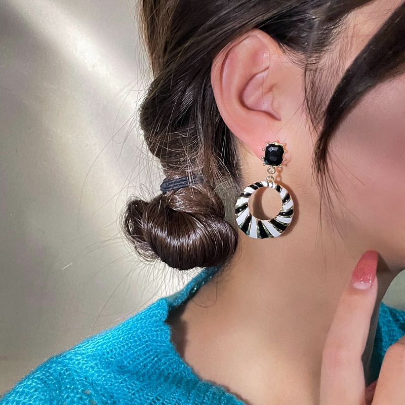 Anting Tusuk Gantung Temperament Desain Segitiga Hollow Motif Garis Hitam Putih Hias Berlian Gaya Korea Untuk Wanita