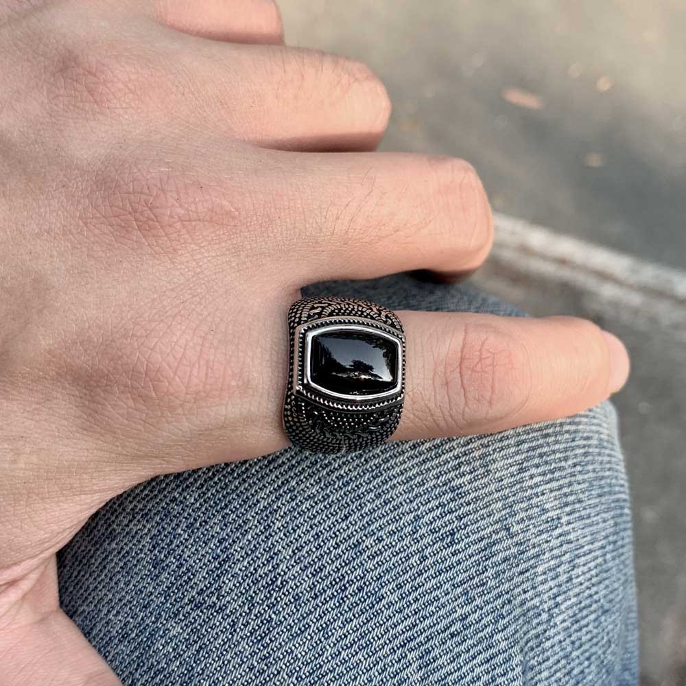 Cincin Bahan Titanium Steel Warna Hitam Gaya Vintage Untuk Pria