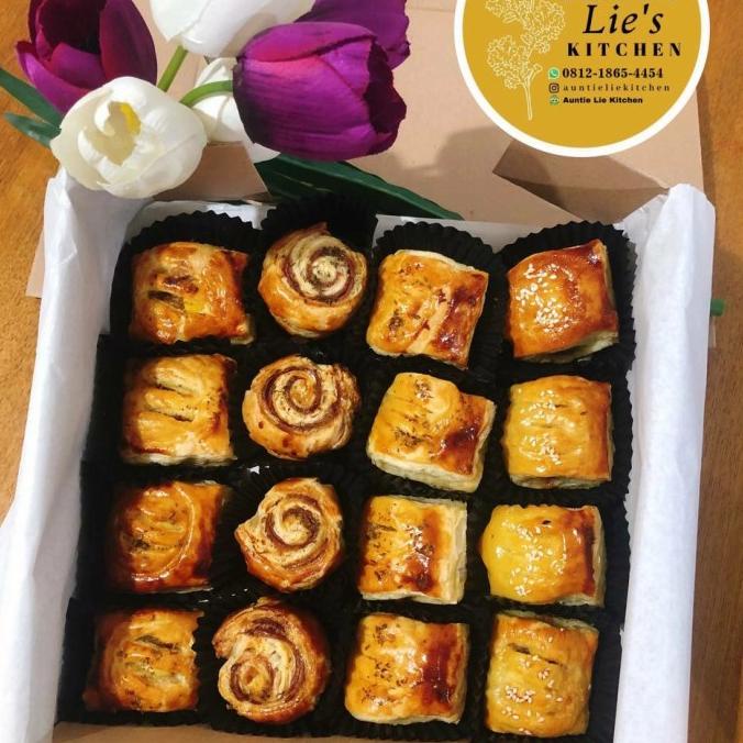 

Hamper Ultah Snack Assorted Puff Pastry Saucijs Brood Sedap Premium ---Terbaru---