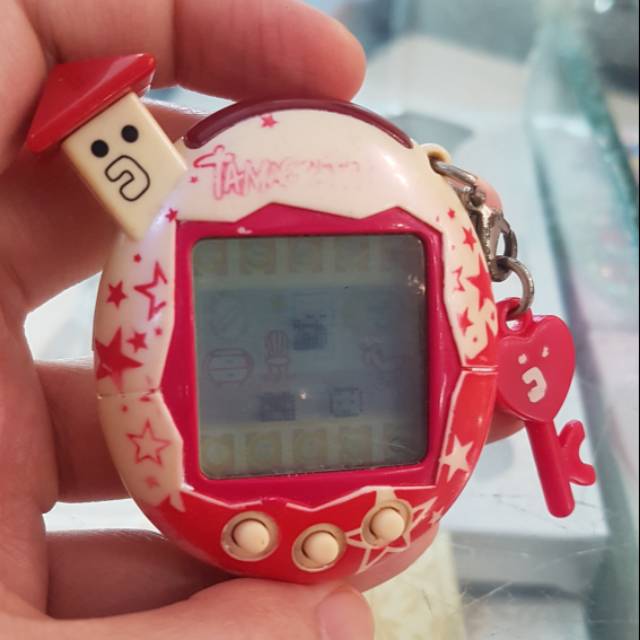 Tamagotchi V5 red