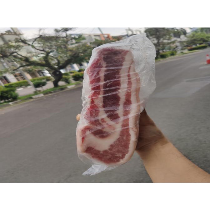 

MAKANAN BEKU / DAGING BABI BALI PORKBELLY SKIN ON UTUH BLIBABI BANDUNG 500GR NON COD