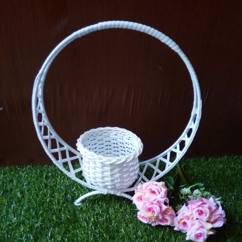 Vas lengkung rotan sintetis