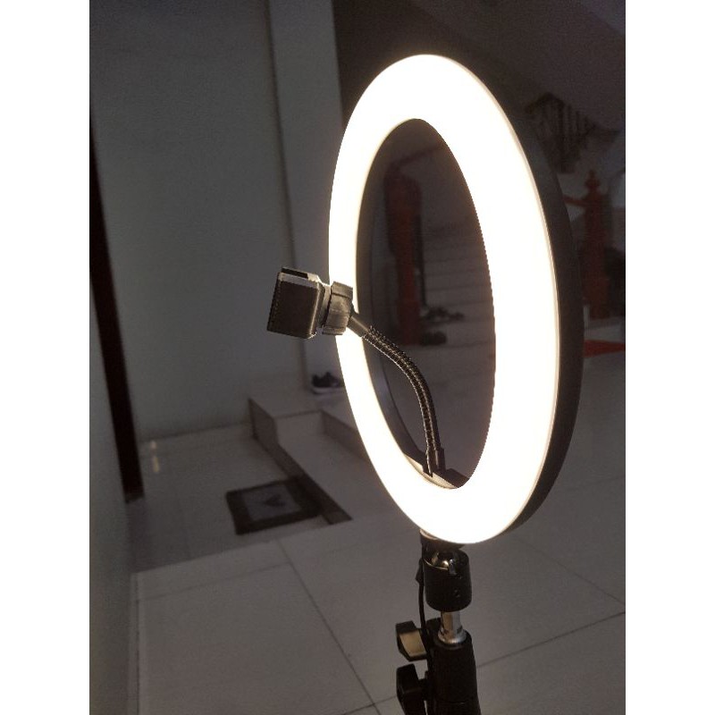 

ONE SET RINGLIGHT 26CM 1,6 M / 2,1 M | 3 COLOUR MODE