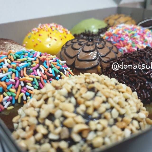 

Donat Fluffy by Donat Sulthan. 1 box isi 12pcs donat. Dengan variant topping yg bisa dipilih. Enak