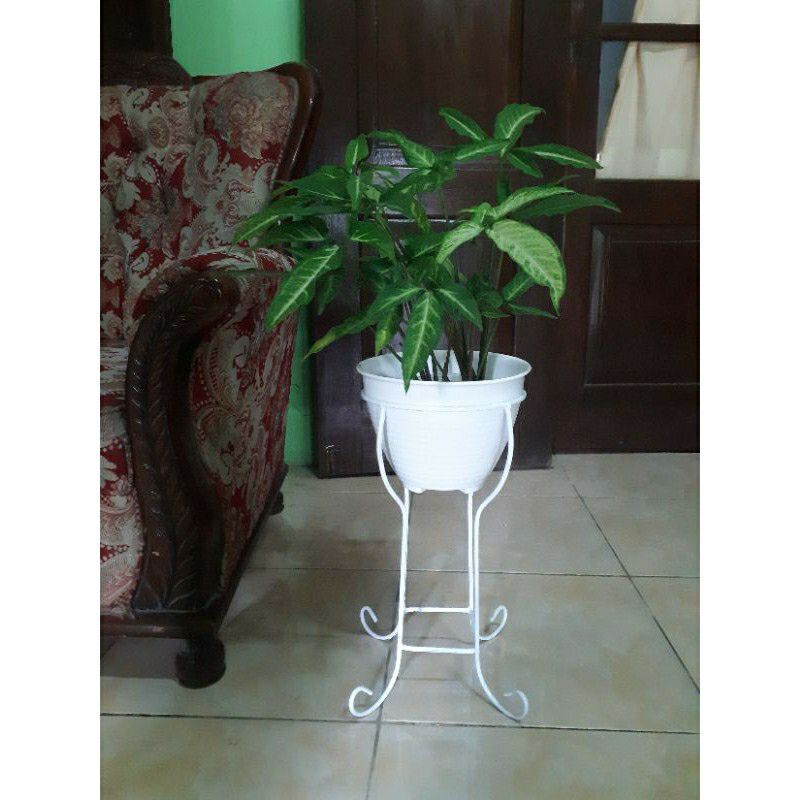 Rak bunga besi minimalis