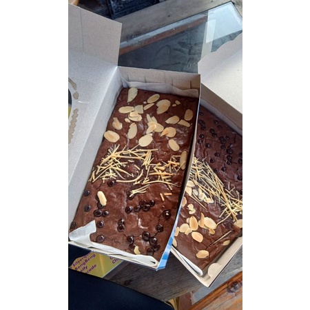 

fudgy brownies premium ( harga tertera sudah + biaya pakcaging extra bubble wrap)