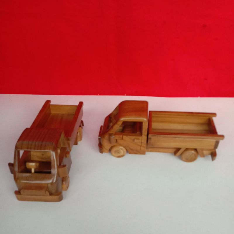 Mobil truk kayu