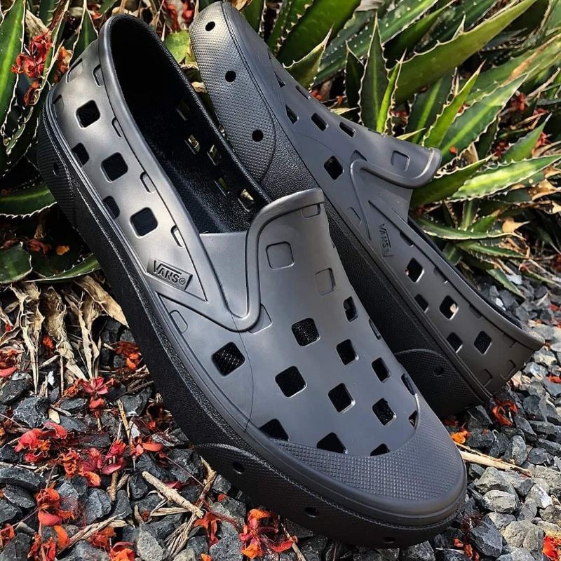 VANS SLIP-ON TREK BLACK