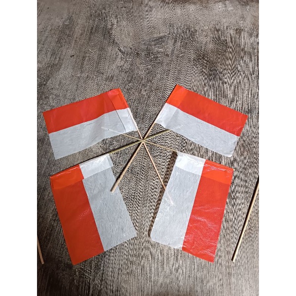 BAHAN KAYU + PLASTIK ISI 10 BENDERA TANGAN / PAWAI ANTI AIR