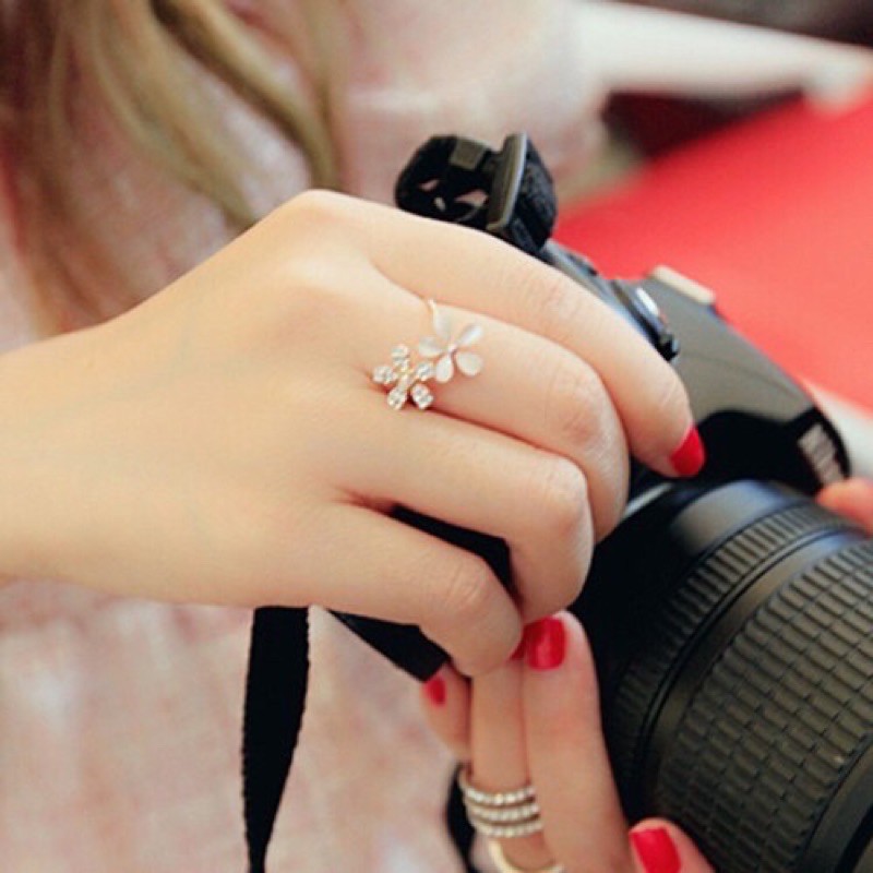 Cincin dengan 2 bunga daisy yang indah