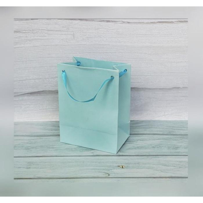 

New Ready Stock !!! Goodie Bag / Size M ~ Paper Bag Warna Manis Uk 20 X 22 X 9 Cm. Harga / 12 Pcs. - Biru Muda