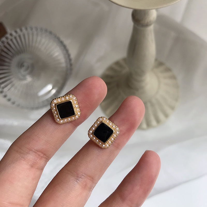 Hong Kong persegi yang indah mutiara stud anting-anting sederhana kecil wanita elegan retro mudah ya