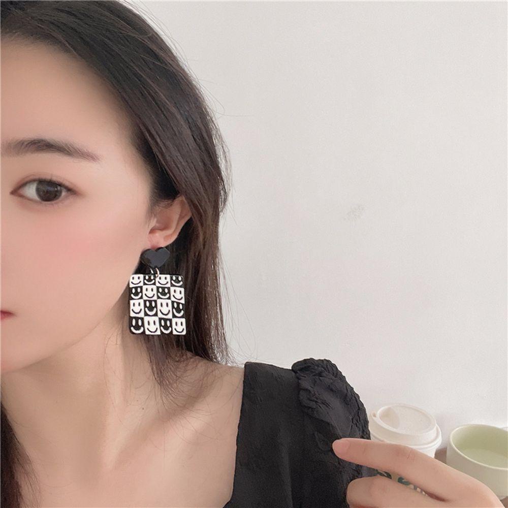 [Elegan] Checkerboard Plaid Earrings Temperamen Hati Sederhana Wanita Anting Perempuan Akrilik Hitam Dan Putih