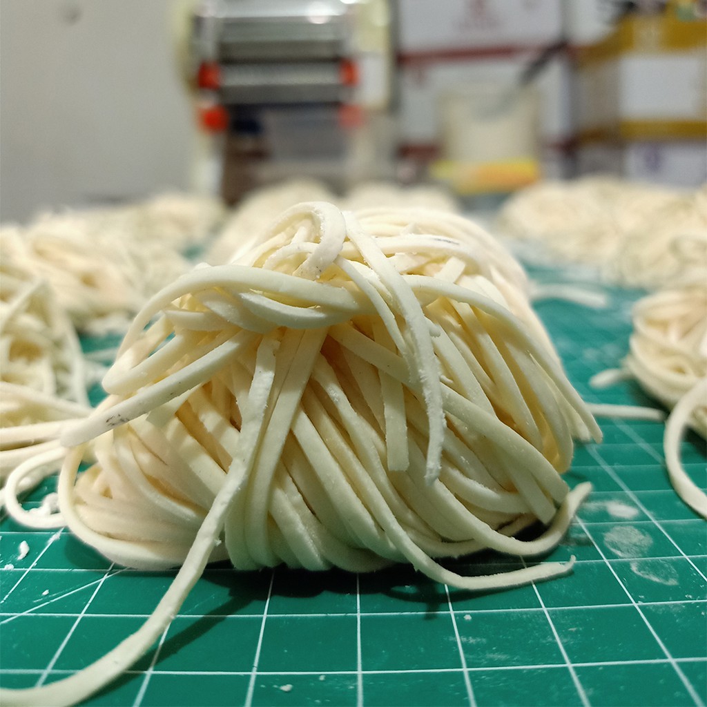

LAKU Mie Mentah Lurus Premium untuk Mie Ayam /Bakmi Halal 1 Box isi 10 Porsi