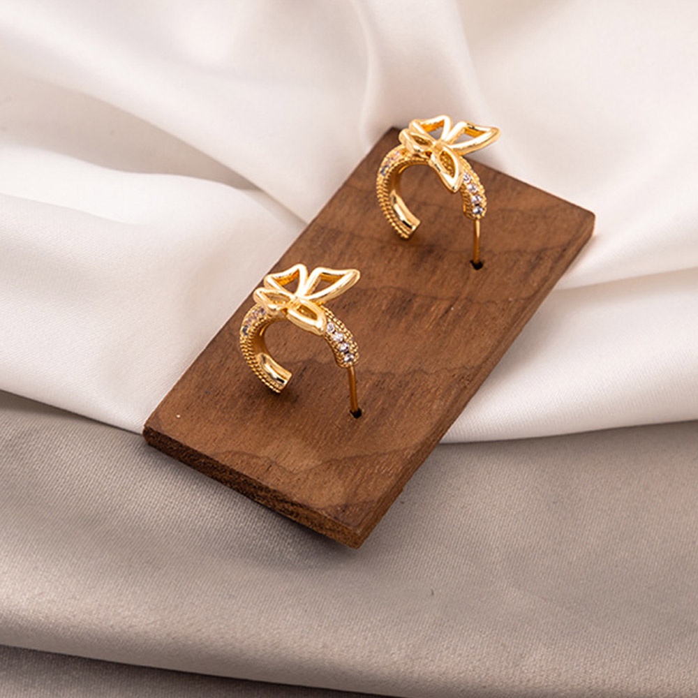 Anting Stud Desain Hewan Butterfly Bahan Metal Lapis Emas Untuk Wanita