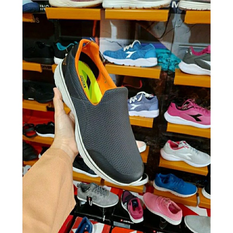 skecher pria size 42 .