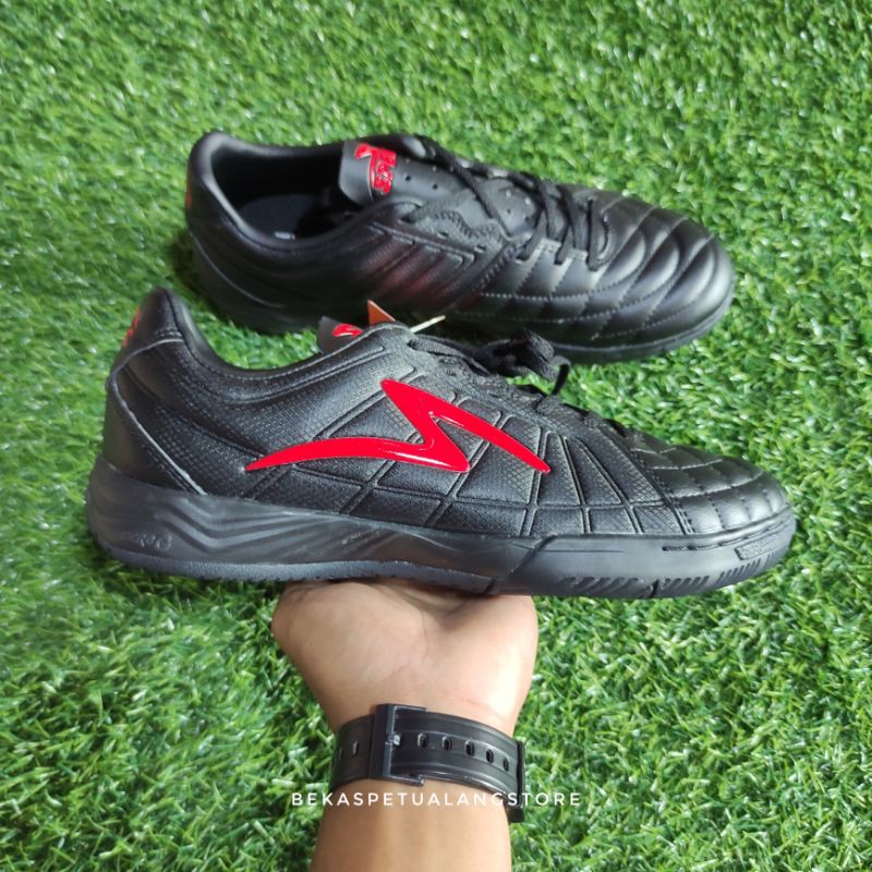 SEPATU SPECS METASALA KAZE IN BLACK/EMPEROR RED