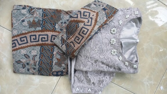 Set Kebaya Tradisional Couple-set Kebaya Brukat Glitter Rok Duyung / Kemeja Batik Katun Primis Hq