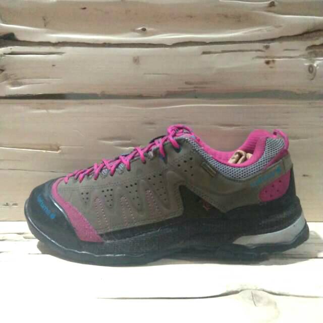 Sepatu outdor second lafuma