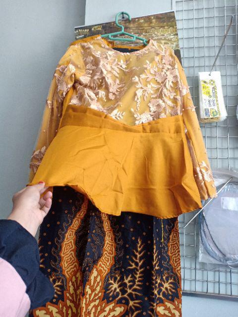 Wou Batik Couple Selendang Mutiara Sania Ruffle - Adila Couple Brokat Modern Batik Modern - Bs066