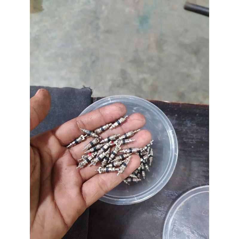 Isi pentil ban atau isi spuyer pentil