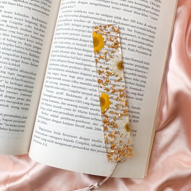 

DAISY BOOKMARKS CUSTOM | PEMBATAS BUKU RESIN