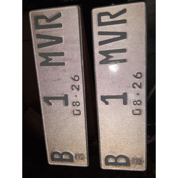 plat mobil reflektif