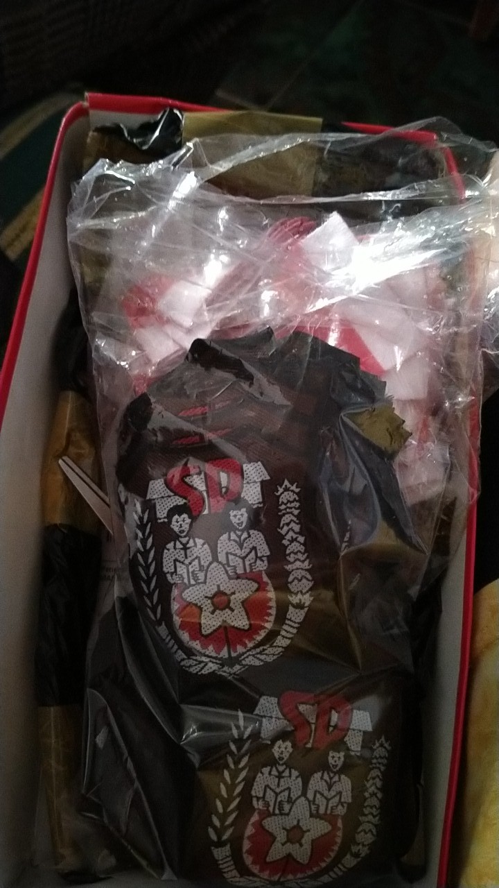 Bedge Woven Seragam Sekolah