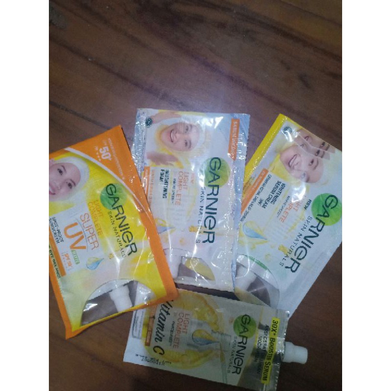 garnier travel kit lemon series (foam, serum cream, booster serum dan super uv)