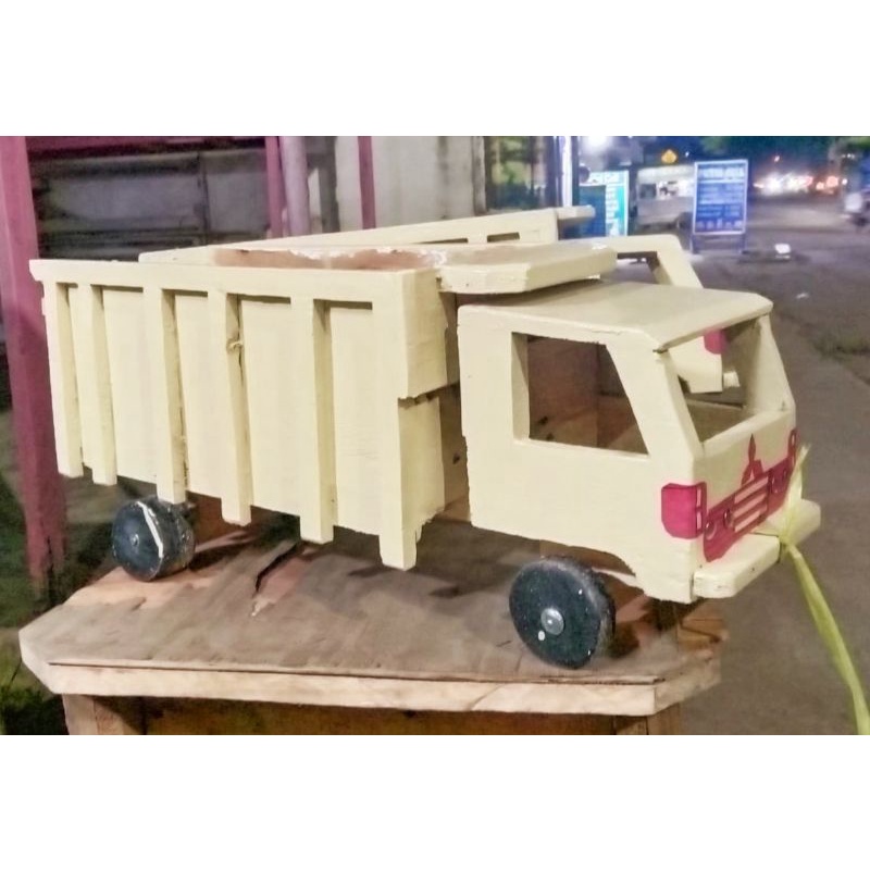 Mainan mobilan truk kayu murah