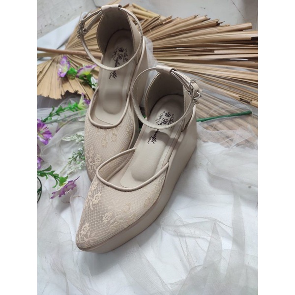 sepatu kinan wedges cream tali tinggi 9cm