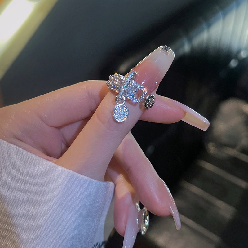 Cincin Dengan Liontin Bentuk Tetesan Air Aksen Berlian