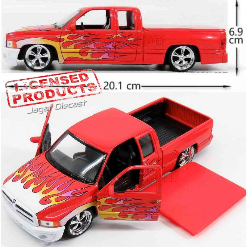 Welly Dodge RAM Quad Cab 1500 Sport 1:24 Red Hot Rider Mainan Mobilan Pintu, Bak dan Kap Mesin Dapat