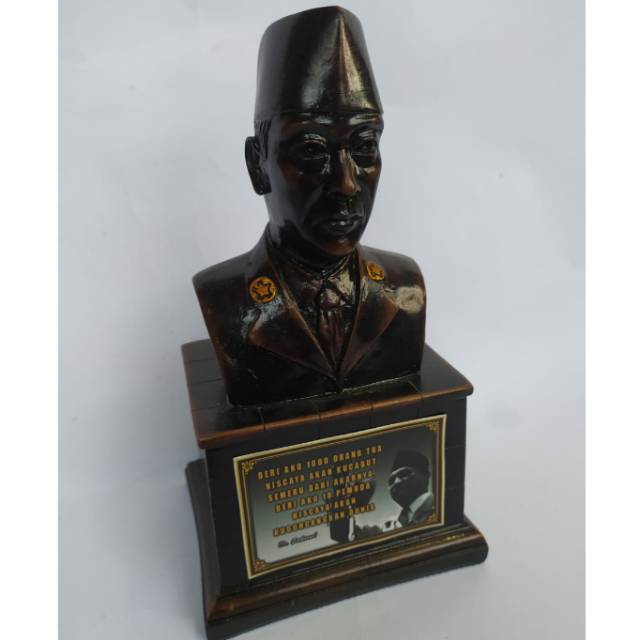 PAJANGAN MINIATUR PATUNG KEPALA IR SOEKARNO UKURAN BESAR